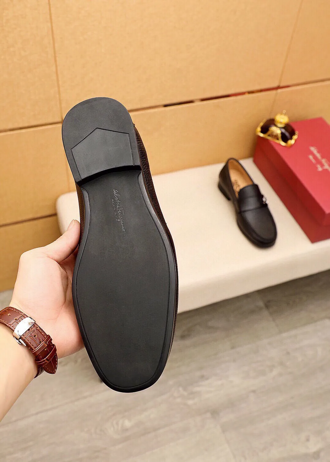 Men's shoes 💰480 💐 Product trademark: Ferragamo "Ferragamo" casual leather shoes Regular size: 38-44 (45🉑️customized) Product materials: Selected imported first-layer pebbled cowhide leather upper + luxury hardware buckle, imported water-dyed cowhide leather lining. Strong three-dimensional visual effect, original outsole color: 4⃣️seed leather materials available